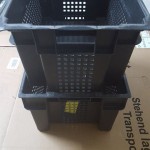 Lăzi pentru Depozitare Confecționate din plastic foarte rezistent la şoc, pot fi stivuite una peste alta fără să afecteze marfa din lada de desubt sau întoarse pe orizontală la 180°.