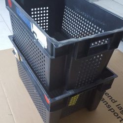 Lăzi pentru Depozitare Confecționate din plastic foarte rezistent la şoc, pot fi stivuite una peste alta fără să afecteze marfa din lada de desubt sau întoarse pe orizontală la 180°.