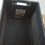 Lăzi pentru Depozitare Confecționate din plastic foarte rezistent la şoc, pot fi stivuite una peste alta fără să afecteze marfa din lada de desubt sau întoarse pe orizontală la 180°.